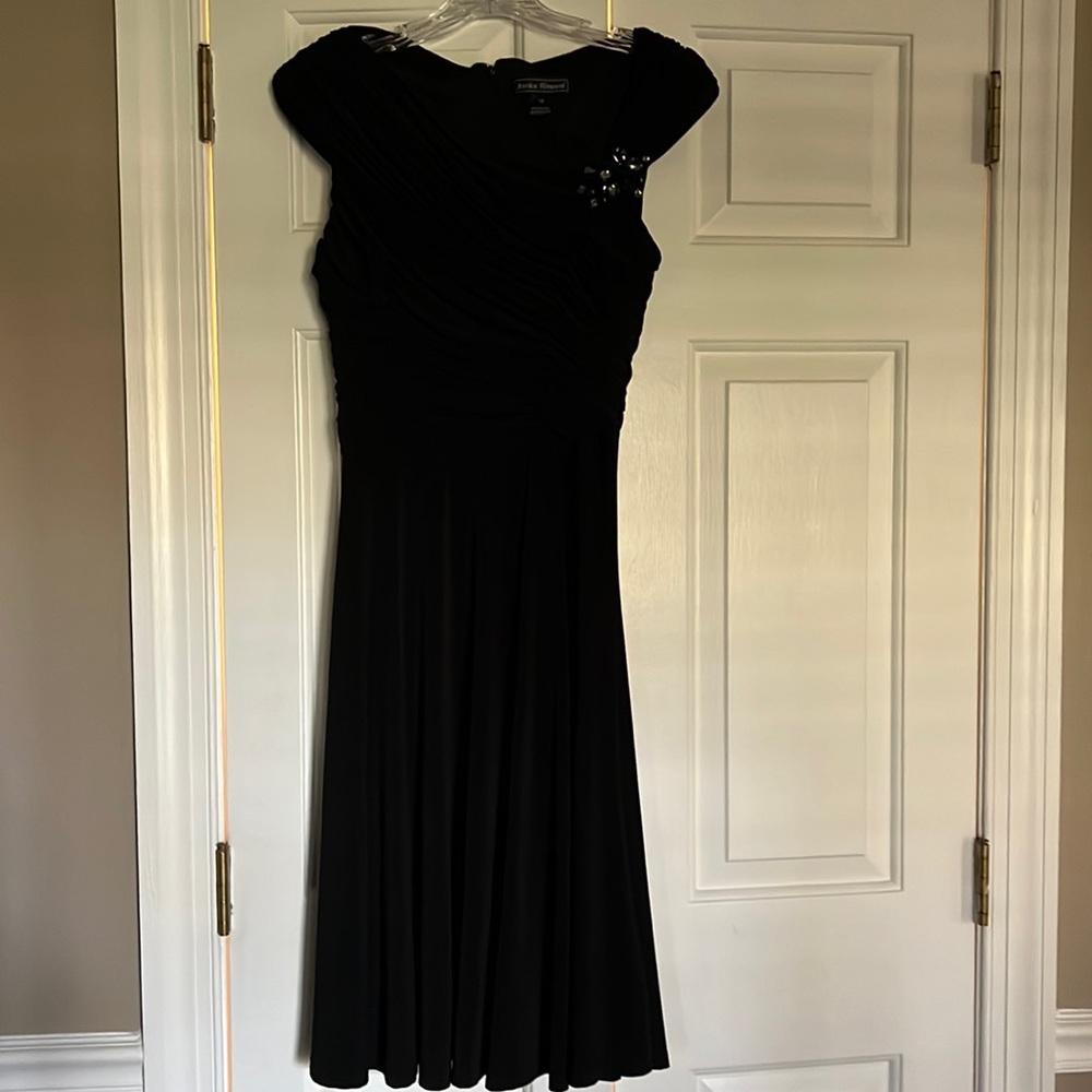 Jessica Howard Cocktail dress- very flattering!